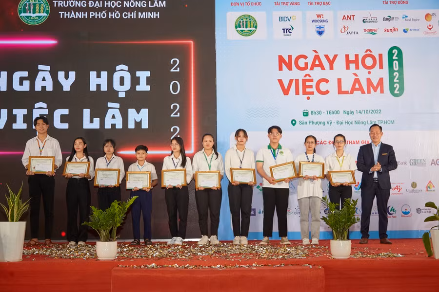 Doanh nghiệp trao học bổng cho sinh viên NLU tại Job Fair NLU 2022.