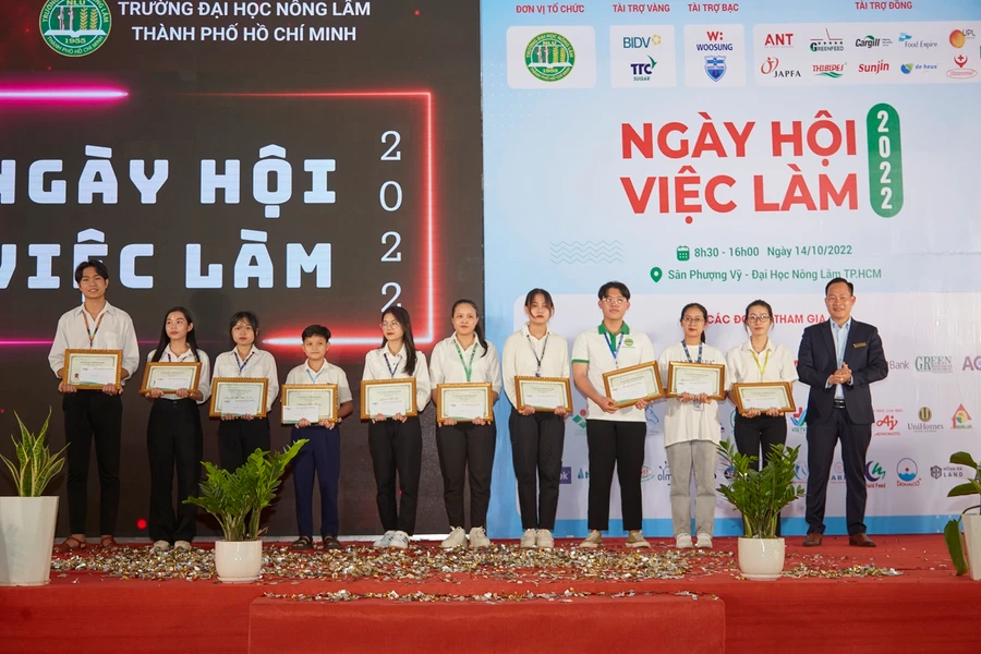 Doanh nghiệp trao học bổng cho sinh viên NLU tại Job Fair NLU 2022.