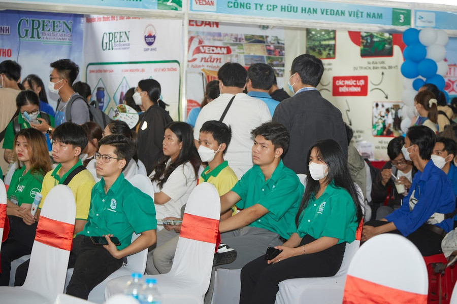 Tại ngày hội việc làm NLU 2023 sinh viên ứng tuyển và có việc làm ngay là rất nhiều. Tại ngày hội việc làm NLU 2023 sinh viên ứng tuyển và có việc làm ngay là rất nhiều.