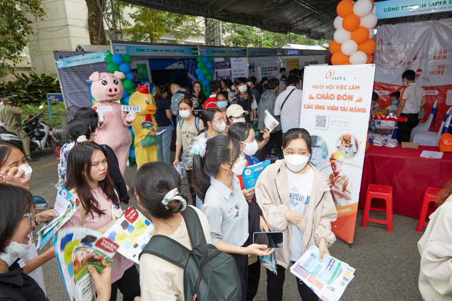 Ngày hội việc làm của Trường ĐH Nông Lâm TPHCM thu hút sự quan tâm rất lớn của sinh viên. Ngày hội việc làm của Trường ĐH Nông Lâm TPHCM thu hút sự quan tâm rất lớn của sinh viên.