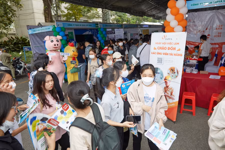 Ngày hội việc làm của Trường ĐH Nông Lâm TPHCM thu hút sự quan tâm rất lớn của sinh viên. Ngày hội việc làm của Trường ĐH Nông Lâm TPHCM thu hút sự quan tâm rất lớn của sinh viên.