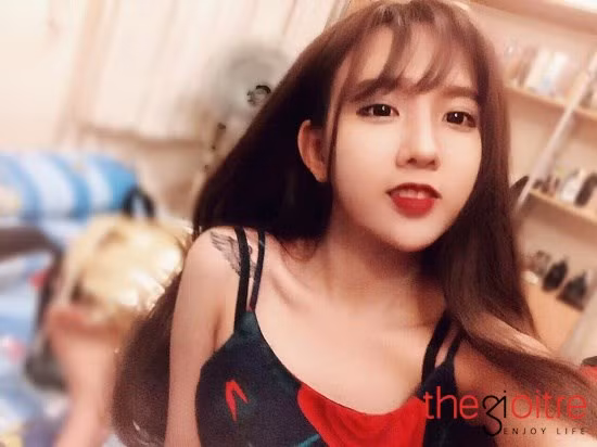 Bình thường cô nàng luôn chọn phong cách nữ tính có phần “bánh bèo”, tuy nhiên những khi đi dự tiệc, thì Uyên Nhi lại chọn cho mình phong cách sang trọng, hợp thời.