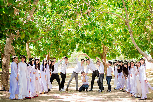 Bộ ảnh đúng chất học trò giữa “rừng” kỷ yếu phá cách ảnh 3 Trường THPT Trần Quốc Tuấn có một khoảng sân rộng, rợp bóng cây mà không phải trường học nào ở thời nay cũng có