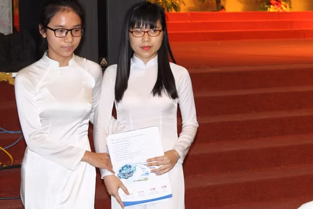 Nguyễn Thị Mỹ Linh (Bên phải).