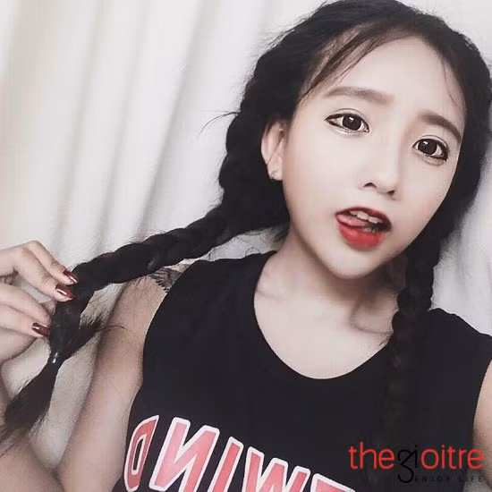 Được biết Uyên Nhi từng nghĩ kinh doanh một thời gian dài để tập trung vào việc học, song đến lớp 11 nỗi “nhớ nghề” đạt đỉnh điểm và cô nàng lại quyết định kinh doanh tiếp. Lần này Uyên Nhi chuyển sang kinh doanh thời trang.