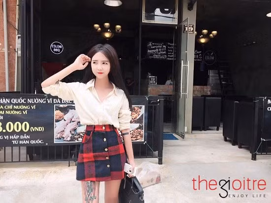 Tuy tuổi còn nhỏ nhưng Uyên Nhi tỏ ra là một cô nàng khá bản lĩnh và có niềm đam mê kinh doanh. Được biết ngay khi học lớp 8, Nhi đã tập tành kinh doanh các mặt hàng nhỏ như: kẹp tóc, móc khóa, lens, son… Tuy tuổi còn nhỏ nhưng Uyên Nhi tỏ ra là một cô nàng khá bản lĩnh và có niềm đam mê kinh doanh. Được biết ngay khi học lớp 8, Nhi đã tập tành kinh doanh các mặt hàng nhỏ như: kẹp tóc, móc khóa, lens, son…