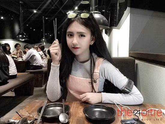 Nhìn phong cách thời trang và gương mặt của Uyên Nhi nhiều người còn lầm tưởng cô nàng là con lai Hàn.