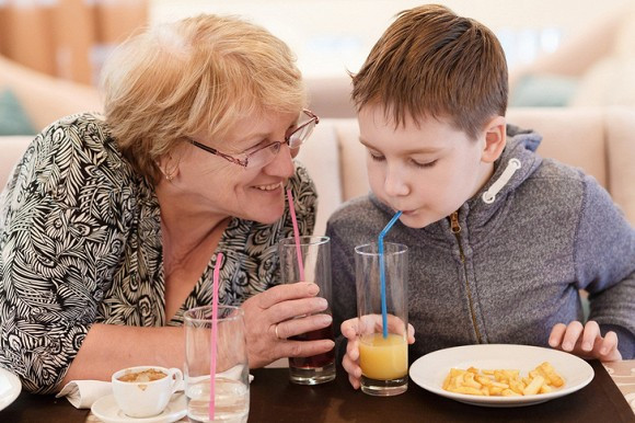 4-nhung-dieu-can-luu-y-khi-cham-soc-tre-ngoisao.vn-w728-h485 1 chăm sóc trẻ đúng cách, không nên để ông bà trông trẻ quá nhiều, những lưu ý khi chăm sóc trẻ