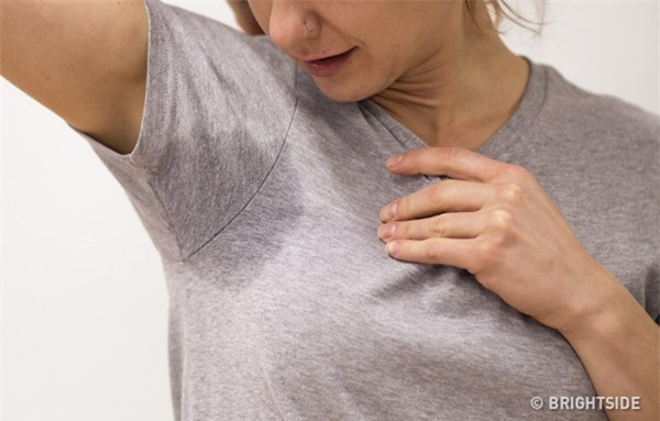 Bỗng đổ nhiều mồ hôi dù trời không nóng hay không vận động nhiều là dấu hiệu mất cân bằng hormone. Đây là triệu chứng dễ gặp ở người mãn kinh, thời điểm hormone không ổn định.