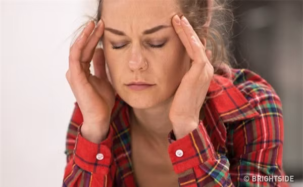 Theo các chuyên gia nội tiết, nếu bạn thường xuyên bị nhức đầu mà không phải do stress hay mệt mỏi thì rất có thể là do hàm lượng estrogen xuống quá thấp.