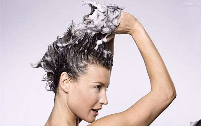 6 thoi quen xau khien rung toc, hoi dau hinh 3