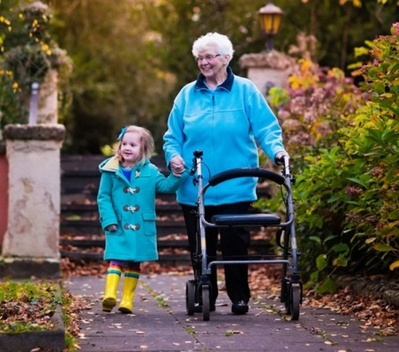 3-nhung-dieu-can-luu-y-khi-cham-soc-tre-ngoisao.vn-w728-h643 2 chăm sóc trẻ đúng cách, không nên để ông bà trông trẻ quá nhiều, những lưu ý khi chăm sóc trẻ