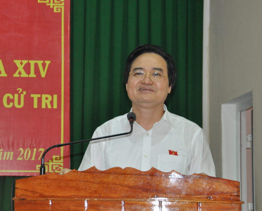 Bộ trưởng Bộ GD&ĐT Phùng Xuân Nhạ giải đáp, làm rõ những ý kiến, kiến nghị của cử tri.