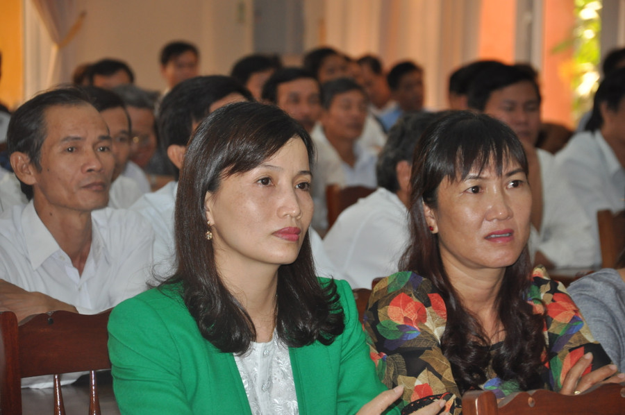 Cử tri lắng nghe giải đáp, làm rõ các kiến nghị của Bộ trưởng Phùng Xuân Nhạ.