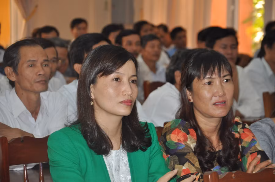 Cử tri lắng nghe giải đáp, làm rõ các kiến nghị của Bộ trưởng Phùng Xuân Nhạ.