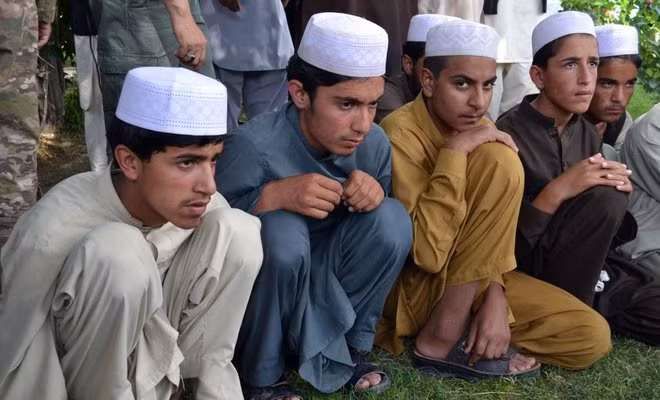 Afghanistan: Nhức nhối học sinh bị lừa cầm súng