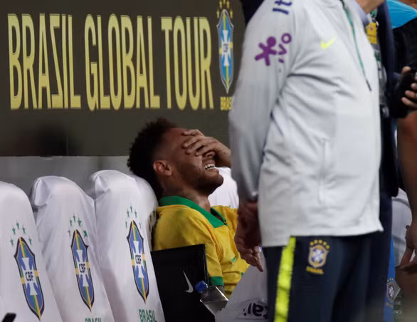 Neymar khóc trên băng ghế dự bị sau khi bị thay ra