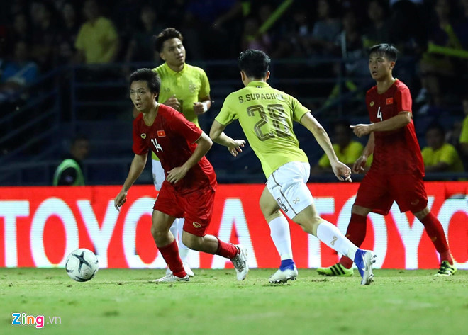 Tuyển Việt Nam gặp nhiều khó khăn trước lối chơi rắn của chủ nhà.