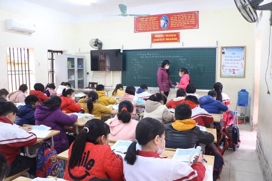 Tới lớp sẽ giúp tăng tính tương tác giữa cô trò, bạn bè với nhau để phát triển cả về tư duy lẫn thể chất.