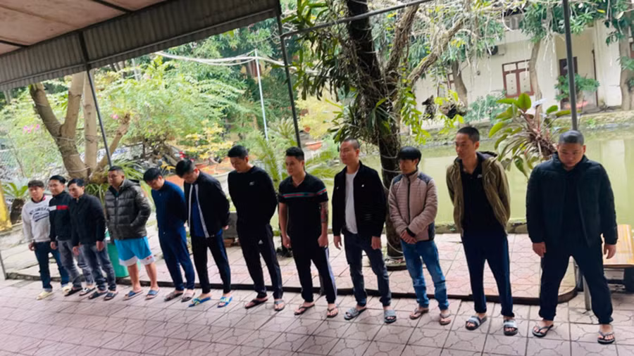 Các đối tượng trong đường dây cá độ bóng đá vừa bị Công an TP Vinh bắt giữ.