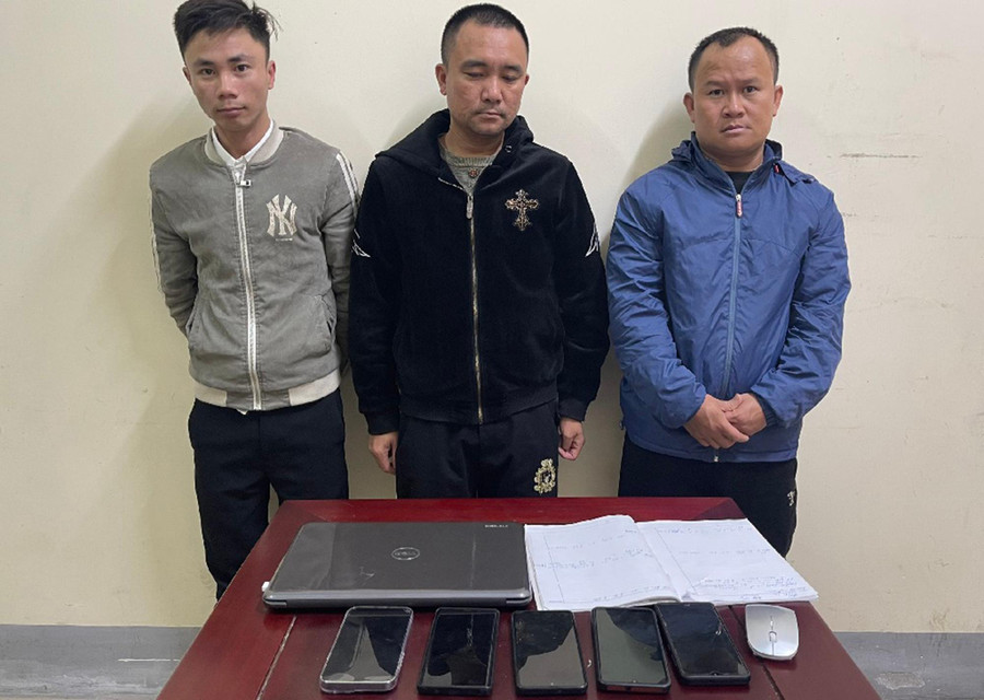 Các đối tượng Hoàng Văn Hiệp (trái), Vũ Công Tý (giữa) và Đặng Công Dũng cùng tang vật trong vụ án. Các đối tượng Hoàng Văn Hiệp (trái), Vũ Công Tý (giữa) và Đặng Công Dũng cùng tang vật trong vụ án.