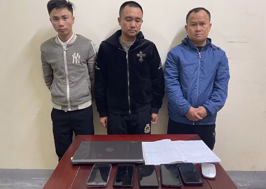 Các đối tượng Hoàng Văn Hiệp (trái), Vũ Công Tý (giữa) và Đặng Công Dũng cùng tang vật trong vụ án.