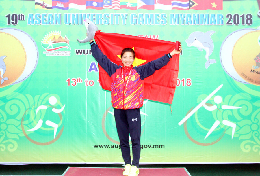 Nguyễn Thị Oanh huy chương vàng ở nội dung chạy 3000m vượt chướng ngại vật