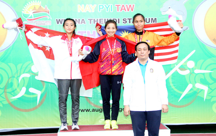 Ông Trần Văn Lam - thay mặt Ban tổ chức trao huy chương cho các vận động viên