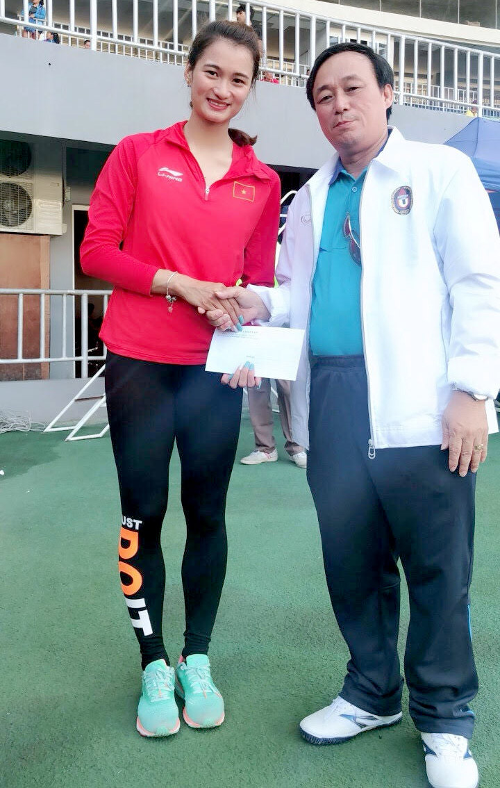 Nguyễn Thị Oanh - huy chương bạc ở nội dung chạy 200m rào