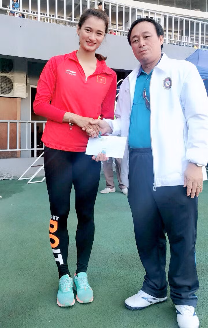 Nguyễn Thị Oanh - huy chương bạc ở nội dung chạy 200m rào