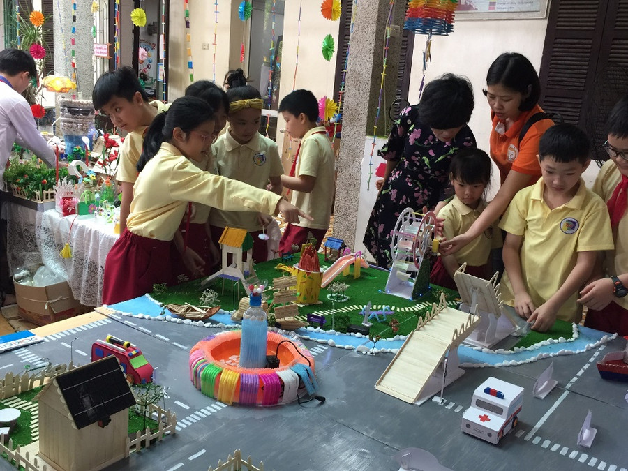Học sinh tham quan mô hình “Thành phố thông minh” Học sinh tham quan mô hình “Thành phố thông minh”