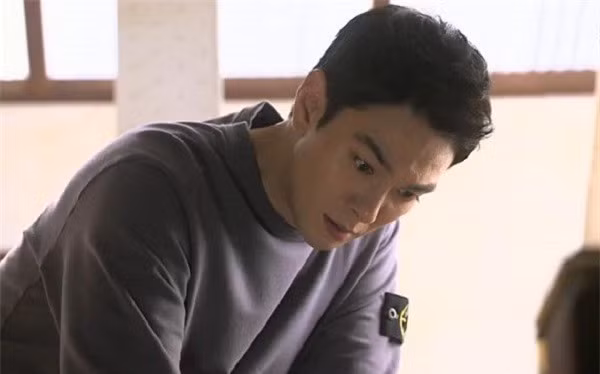 Chồng nghi ngờ vợ ngoại tình cho đến khi lục lọi túi xách của vợ và phát hiện sự thật ngã ngửa