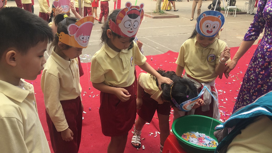 Học sinh tham gia hoạt động “Câu cá trong từ trường” Học sinh tham gia hoạt động “Câu cá trong từ trường”