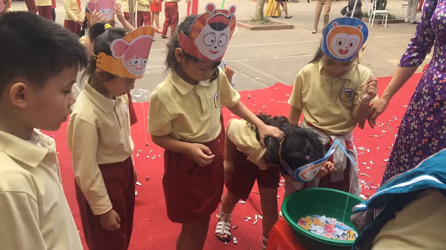 Học sinh tham gia hoạt động “Câu cá trong từ trường”