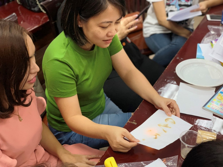 Giáo viên thực hành thí nghiệm “Bí ẩn mực tàng hình” Giáo viên thực hành thí nghiệm “Bí ẩn mực tàng hình”