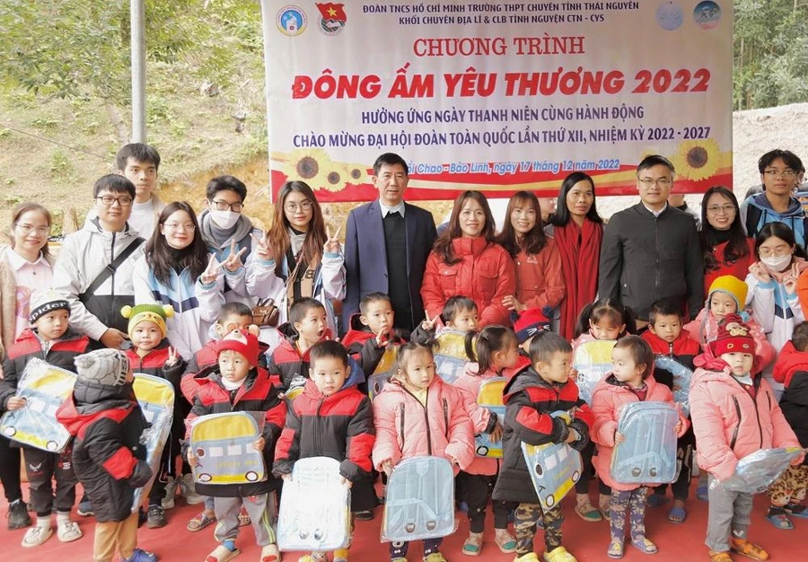 Mang đông ấm đến với học sinh vùng cao. 