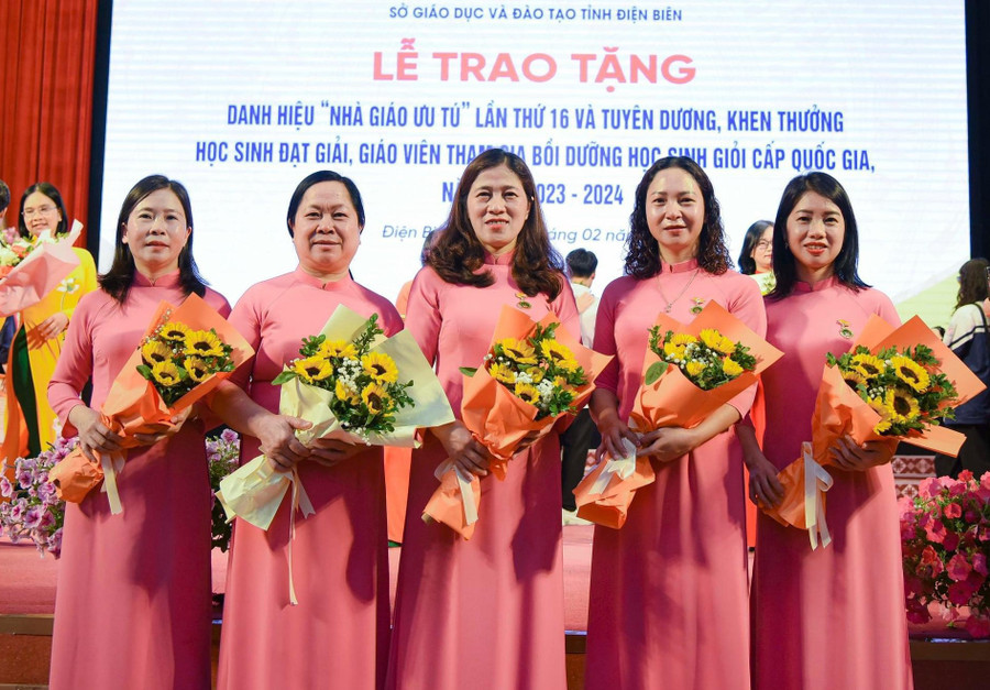 Cô Trần Thị Ngọc Hồi cùng đồng nghiệp chụp ảnh lưu niệm trong ngày được trao tặng danh hiệu Nhà giáo Ưu tú.