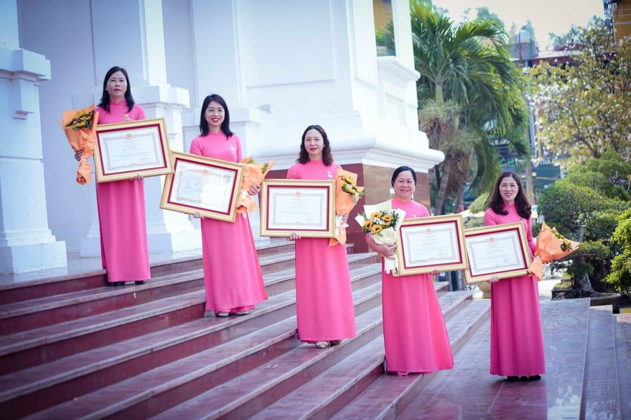 Cô Trần Thị Ngọc Hồi (trên cùng bên trái) chụp ảnh lưu niệm cùng đồng nghiệp nhân dịp vinh danh các Nhà giáo ưu tú của tỉnh Điện Biên năm 2023.