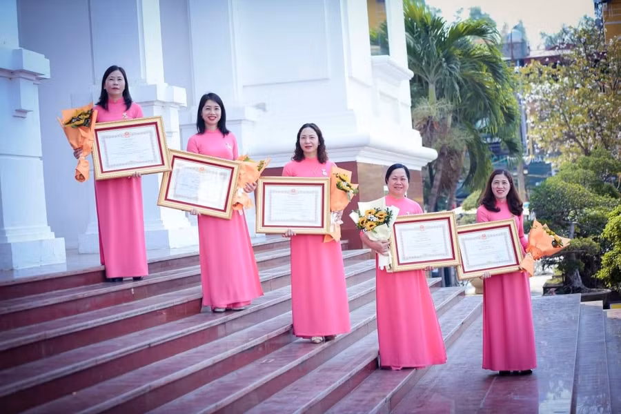 Cô Trần Thị Ngọc Hồi (trên cùng bên trái) chụp ảnh lưu niệm cùng đồng nghiệp nhân dịp vinh danh các Nhà giáo ưu tú của tỉnh Điện Biên năm 2023.