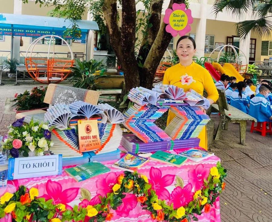 Cô Trần Thị Ngọc Hồi chụp ảnh lưu niệm trong ngày sách và văn hóa đọc.