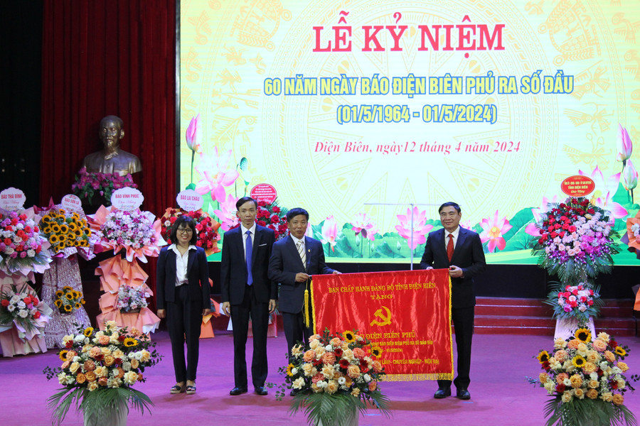 Bí thư tỉnh Điện Biên Trần Quốc Cường trao cờ lưu niệm cho lãnh đạo Báo Điện Biên Phủ.