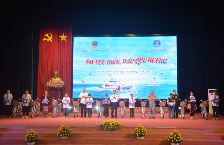 Tặng quà cho học sinh có hoàn cảnh khó khăn vượt khó học giỏi.