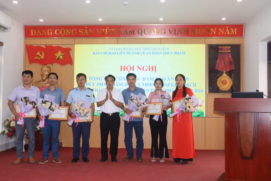 Ông Phạm Giang Nam - Giám đốc Sở Y tế Điện Biên (đứng giữa) trao giấy khen cho các tập thể có thành tích xuất sắc trong công tác triển khai tháng hành động vì ATTP năm 2023.