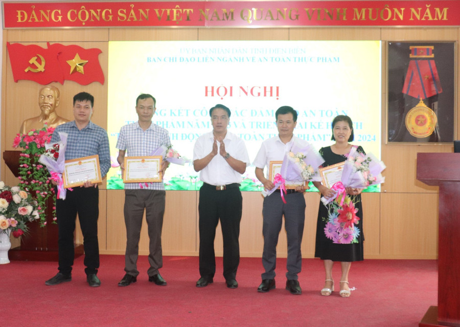 Ông Phạm Giang Nam - Giám đốc Sở Y tế Điện Biên (đứng giữa) trao giấy khen cho các cá nhân có nhiều đóng góp trong công tác triển khai tháng hành động vì ATTP năm 2023.