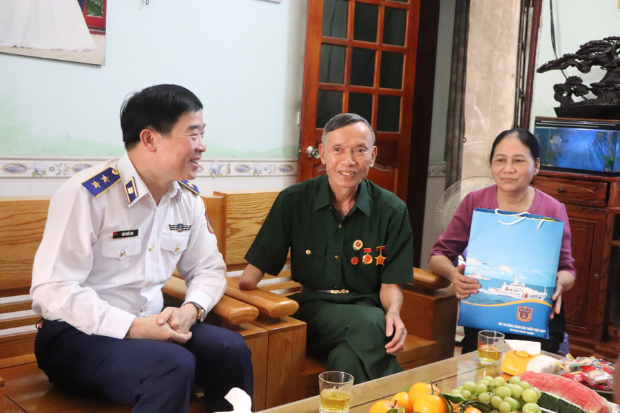 Trung tướng Bùi Quốc Oai, Chính ủy Cảnh sát biển Việt Nam tới thăm hỏi và tặng quà thương binh Đinh Văn Bán.