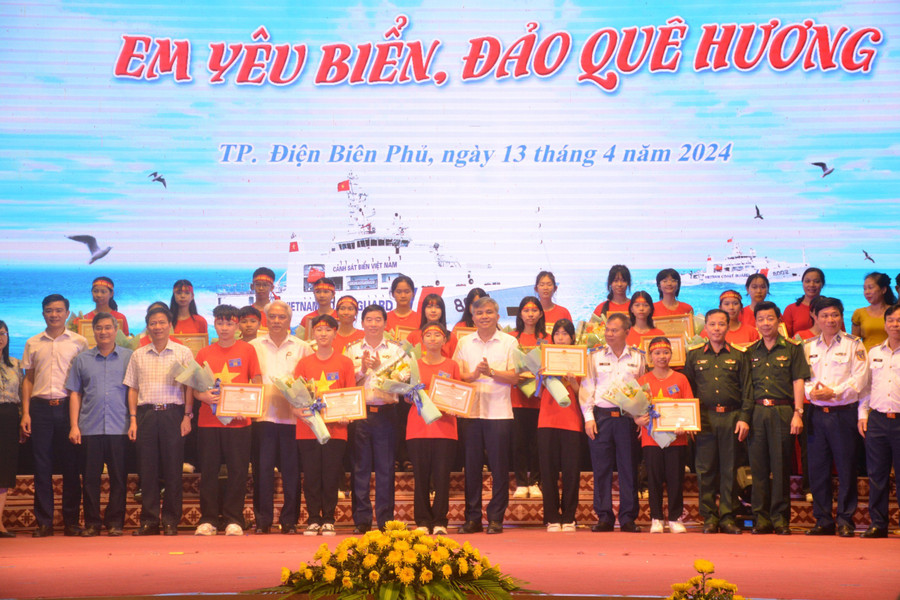 Ban tổ chức chụp ảnh lưu niệm cùng học sinh xuất sắc đạt giải trong cuộc thi.