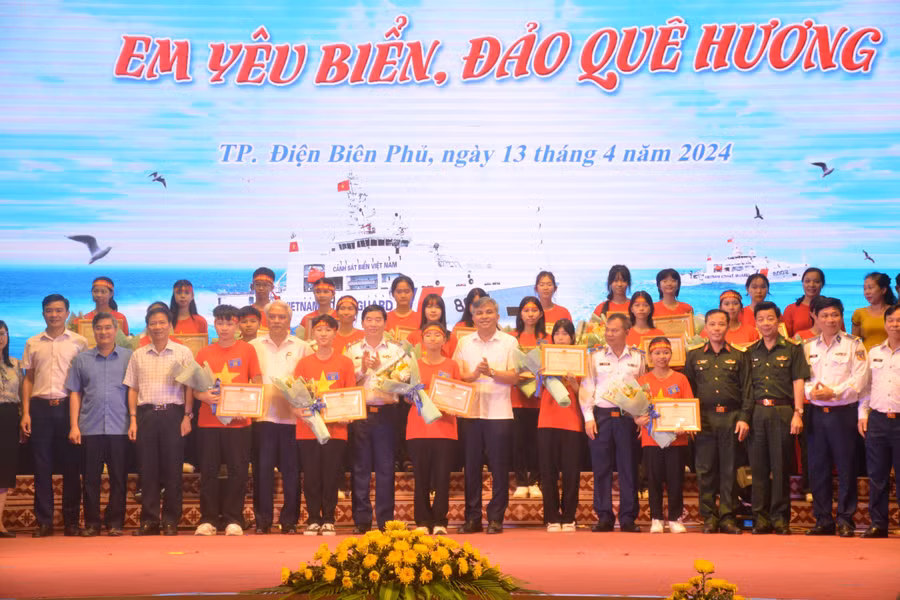 Ban tổ chức chụp ảnh lưu niệm cùng học sinh xuất sắc đạt giải trong cuộc thi. Ban tổ chức chụp ảnh lưu niệm cùng học sinh xuất sắc đạt giải trong cuộc thi.