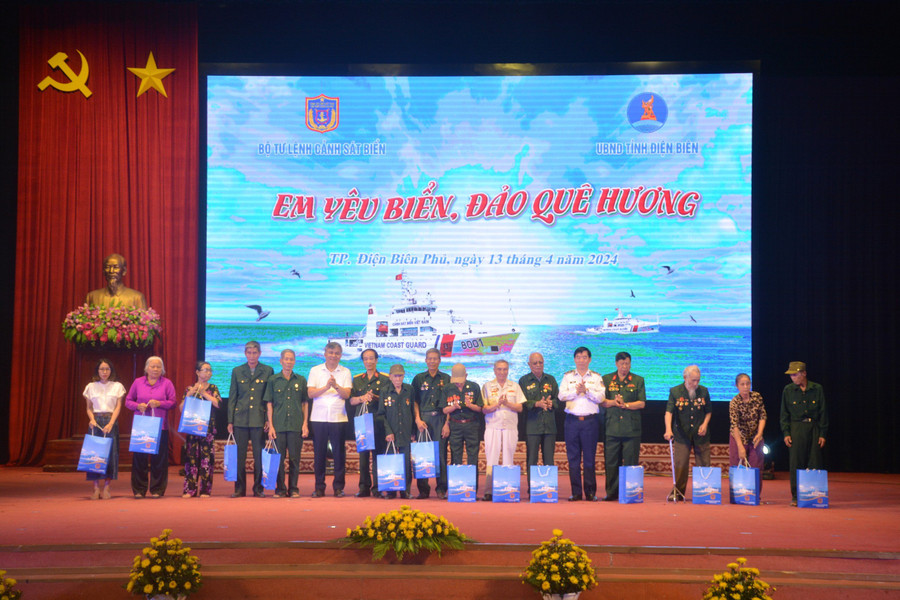 Lãnh đạo Bộ Tư lệnh Cảnh sát biển Việt Nam và lãnh đạo UBND tỉnh trao quà cho các gia đình chính sách, cựu chiến binh.