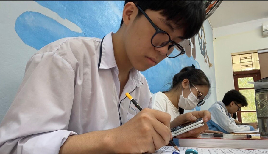 Nguyễn Văn Việt Anh (bìa trái), lớp 12 chuyên Địa, Trường THPT chuyên Lam Sơn, Thanh Hóa. Ảnh: LT. Nguyễn Văn Việt Anh (bìa trái), lớp 12 chuyên Địa, Trường THPT chuyên Lam Sơn, Thanh Hóa. Ảnh: LT.