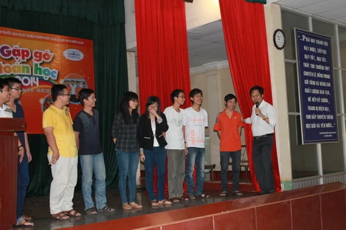 Sáng thứ hai 4-8-2014, khai mạc Gặp gỡ toán học lần V tại hội trường trường THPT chuyên Lê Hồng Phong (Q.5, TP.HCM), TS Trần Nam Dũng vui vẻ giới thiệu lực lượng huấn luyện viên. Ảnh: Phanxipăng